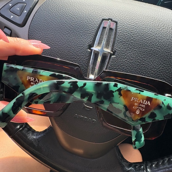 Prada sunglasses - Picture 4 of 5